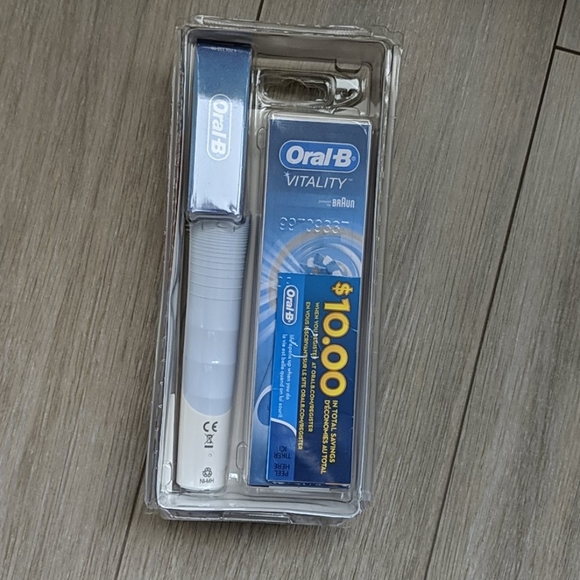 Oral B toothbrush - Picture 2 of 2